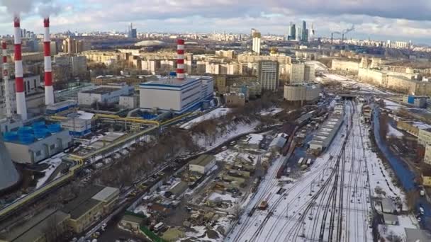 Moskwa obszarów przemysłowych i mieszkalnych w pan zima, aerial strzał — Wideo stockowe