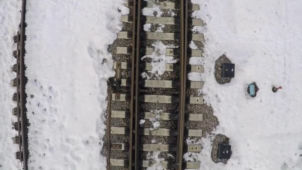 Carriles y traviesas en la nieve. Disparo aéreo — Vídeo de stock