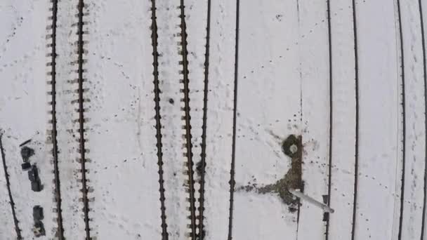 Płynny obraz wideo lotnicze z tory kolejowe w zimie — Wideo stockowe