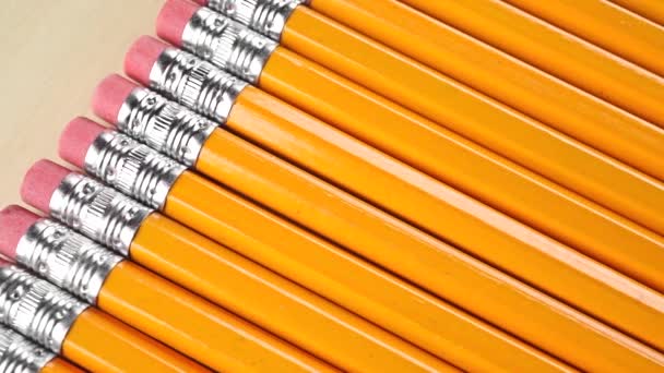 Rij van identieke scherp potloden met oranje coating. Gelijkheid concept, dolly — Stockvideo