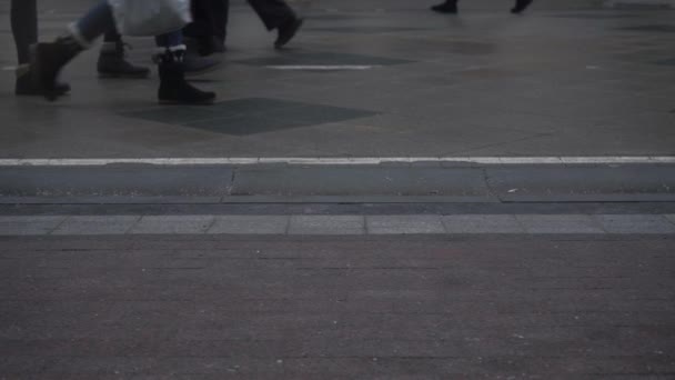 Mucha gente caminando en la calle peatonal de invierno, cámara lenta a 60 fps — Vídeos de Stock