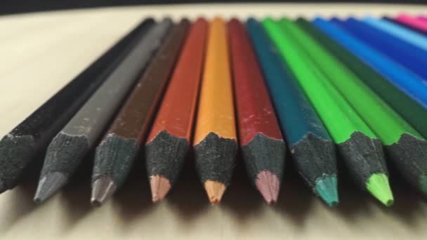 Crayons de couleur usagés ensemble, perspective dolly shot — Video