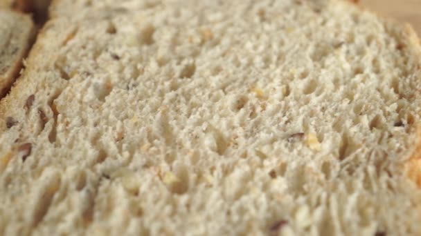 Pan de cereales rebanadas cerca dolly tiro — Vídeos de Stock