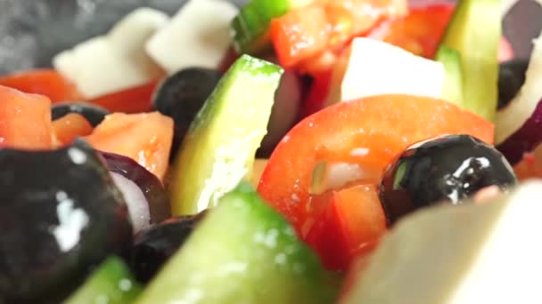 Ensalada griega de verduras y queso de cerca Dolly shot, enfoque de estanterías — Vídeos de Stock