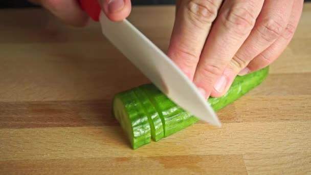 Аматорська плита, що ріже свіжий огірок — стокове відео