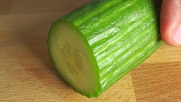 Macro shot of cutting cucumber lengthwise — Stock Video