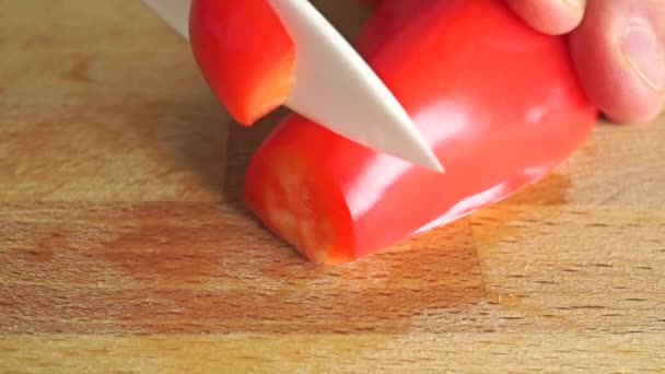 Hombre rebanando pimiento rojo, macro video — Vídeo de stock