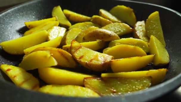 Freír trozos de patatas chaqueta — Vídeo de stock