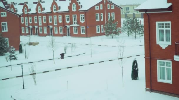 Quitar la nieve en la zona residencial de la casa, video en cámara lenta — Vídeos de Stock