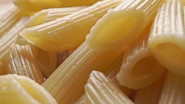 Hintergrundbeleuchtete gekochte Penne-Pasta. Close Up Dolly-Video — Stockvideo