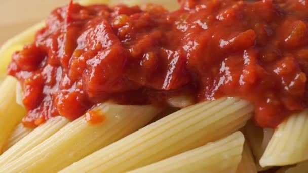 Pâtes penne fraîchement cuites recouvertes de sauce aux légumes rouges, Dolly shot — Video