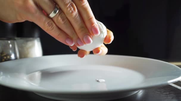 Jonge vrouw met leuke nagellak kraken eierschaal, close-up video — Stockvideo