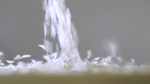 Падіння і розсіювання рисових зерен, повільний рух відео постріл зі 120 фунтів стерлінгів — стокове відео