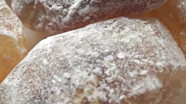 Makro dolly bardak kahverengi şeker kristalleri — Stok video