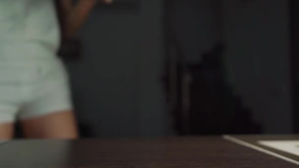 Женщина подает пельмени на тарелке, видео замедленного действия — стоковое видео