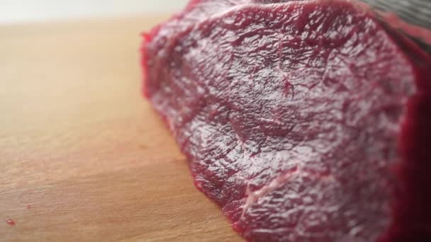 Макровидео нарезки свежей сырой говядины — стоковое видео