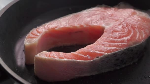 Close-up van dolly schot van frituren zalm steak — Stockvideo