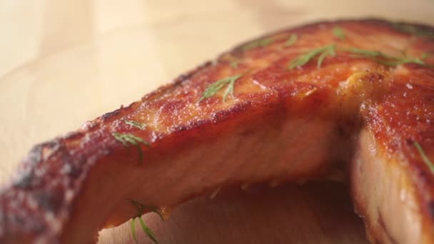 Steak de saumon fraîchement cuit macro dolly shot — Video