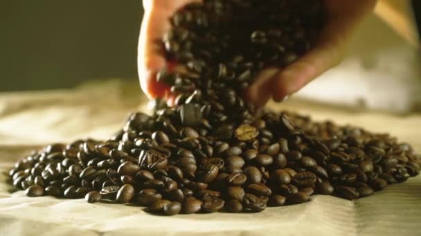 Jovem mãos com belo esmalte de unhas desenhar alguns grãos de café torrados — Vídeo de Stock