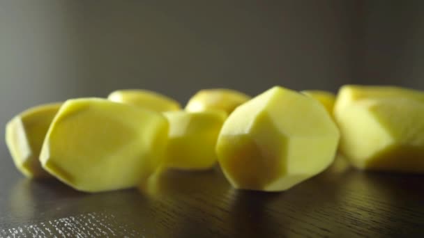 Pommes de terre jaunes pelées et femme pan shot — Video