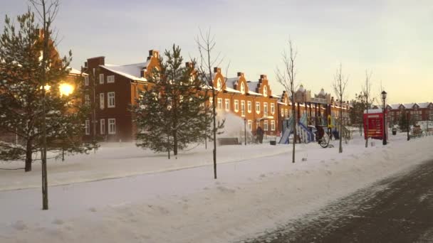 Eliminación de nieve en zona residencial, vídeo en cámara lenta — Vídeo de stock