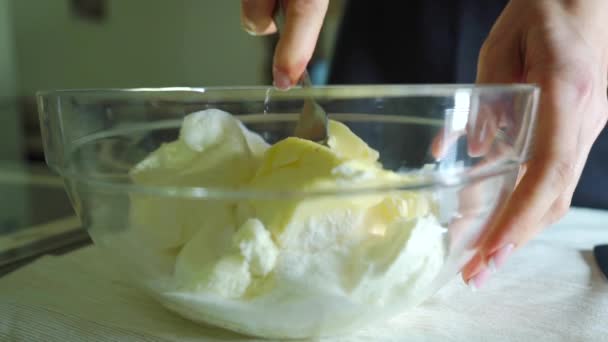 Изготовление сливок из масла и сыра, приготовление морковного пирога . — стоковое видео