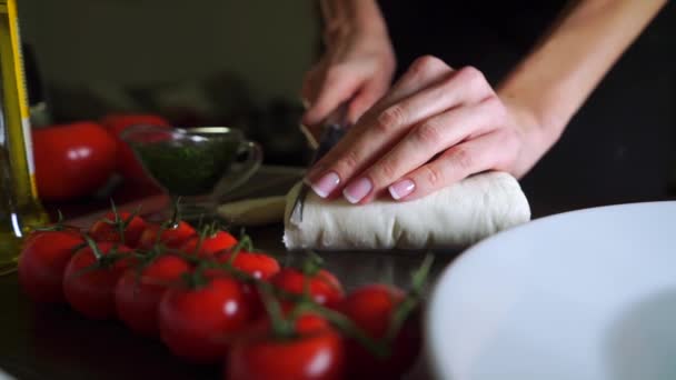 Mozzarella für Caprese-Salat schneiden. Teil des Sets — Stockvideo