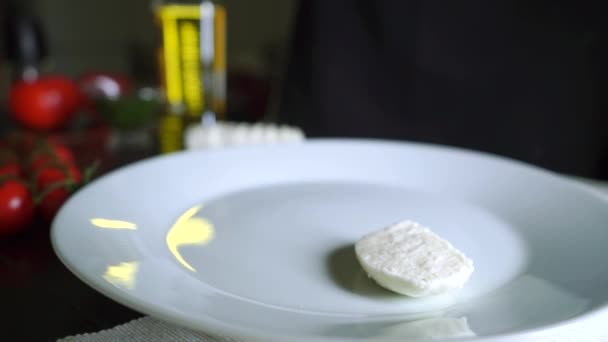 Поклавши скибочками Сир Моцарелла на тарілку, приготування Капрезе салат. — стокове відео