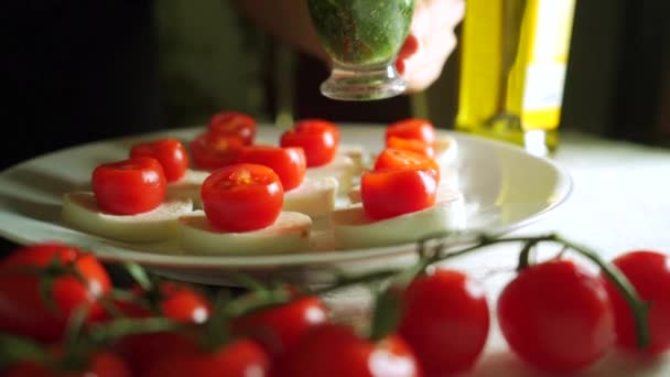 Pestosaus aan mozzarella en tomaat Salade Caprese toe te voegen. Deel van de set — Stockvideo