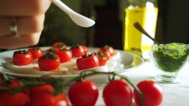 Att lägga balsamvinäger till ost och tomat sallad Caprese. Del av — Stockvideo