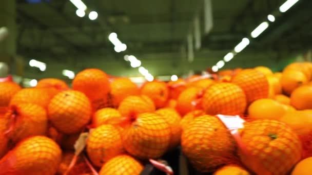 Spousty pomerančů v supermarketu, dolly shot — Stock video