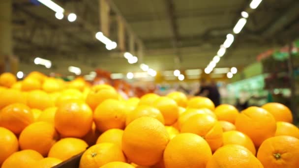 Кусочек апельсинов в больших коробках в продуктовом магазине — стоковое видео