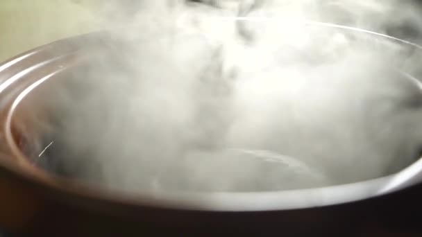 Vapor água em panela marrom, vídeo em câmera lenta — Vídeo de Stock