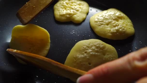 Girando sopra quattro frittelle su una padella per friggere — Video Stock