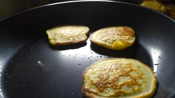 Tirar quatro panquecas da frigideira — Vídeo de Stock