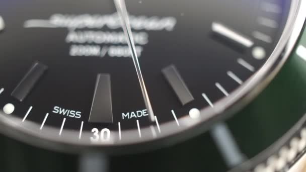 Makro snímek dolly z druhé ruky luxusní Švýcarská se hodinky s zeleným rámečkem — Stock video