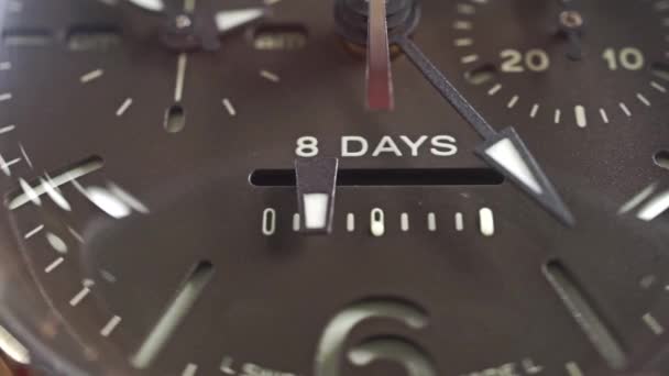 Макрокукольный снимок индикатора запаса мощности наручных часов — стоковое видео