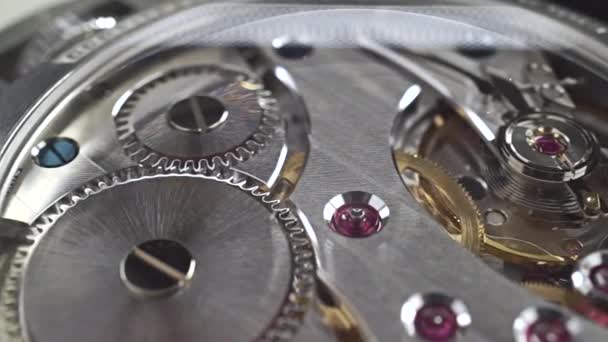 Close-up van dolly schot van precieze horloge beweging — Stockvideo