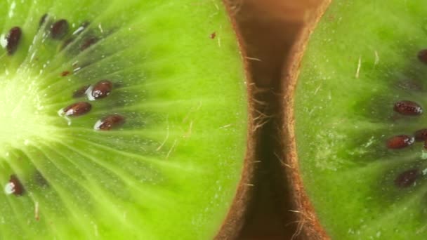Corte kiwi fruta macro dolly tiro — Vídeo de stock