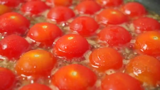 Dolly tiro de fritar tomates cereja vermelhos — Vídeo de Stock