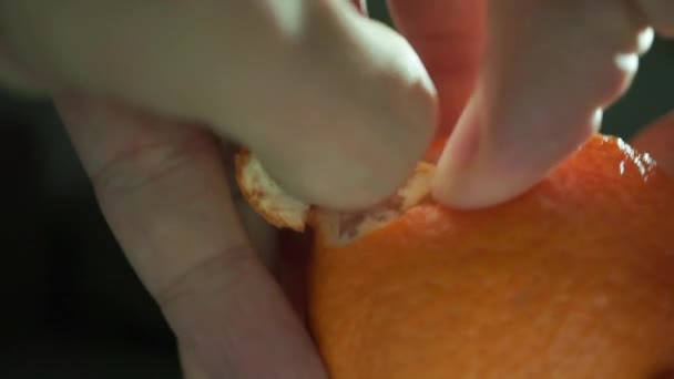 Человек руки пилинг спелых мандарин, макрозамедленное видео — стоковое видео