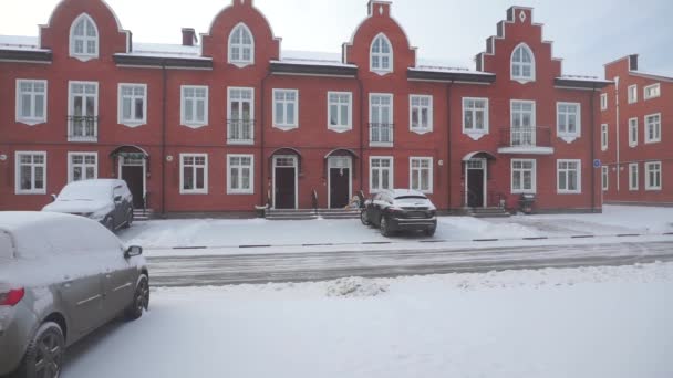 Skotta bort snö i bostadsområde — Stockvideo