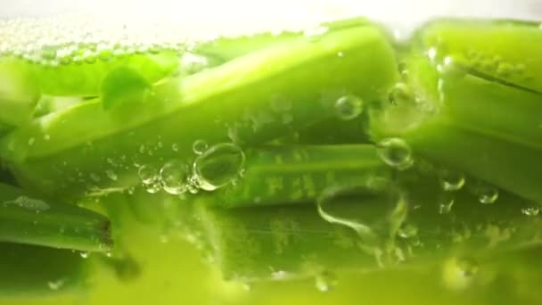 Macro shot de haricots verts dans l'eau bouillante — Video