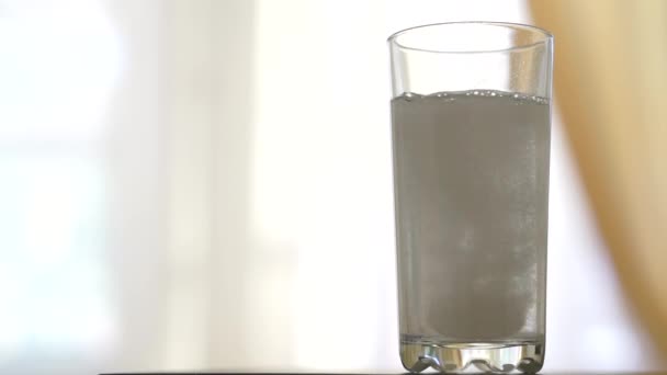 Ποτήρι νερό με χάπι — Αρχείο Βίντεο