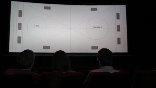Trio no salão de cinema — Vídeo de Stock