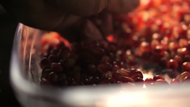 Hand blandning granatäpplekärnor, närbild dolly skott — Stockvideo