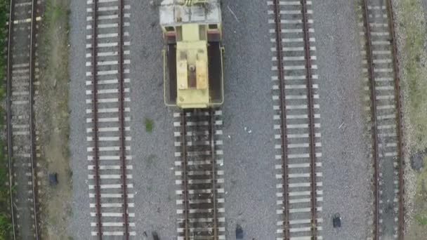 Meerdere railroad tracks en spoorweg kraan luchtfoto — Stockvideo