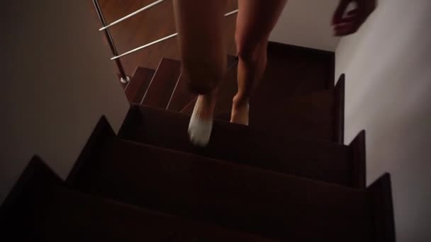 Девушка, идущая наверх в доме — стоковое видео