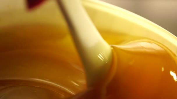 Mixing of golden honey — Stock Video