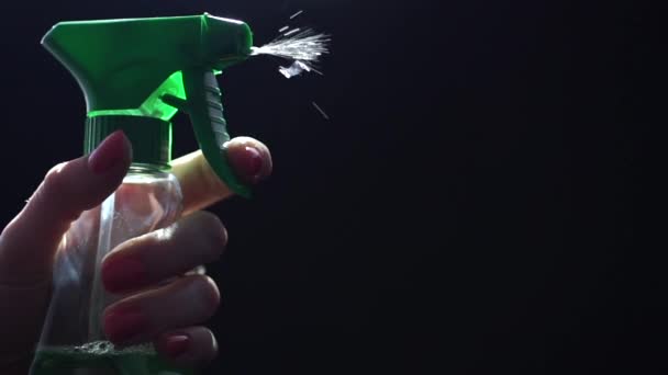 Mooie vrouwelijke hand spuiten venster schoner, slow-motion — Stockvideo